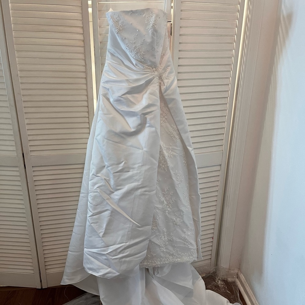 NWT ST TROPEZ WHITE WEDDING DTRSS WITH RHINESTONE AND PEARL DETAIL